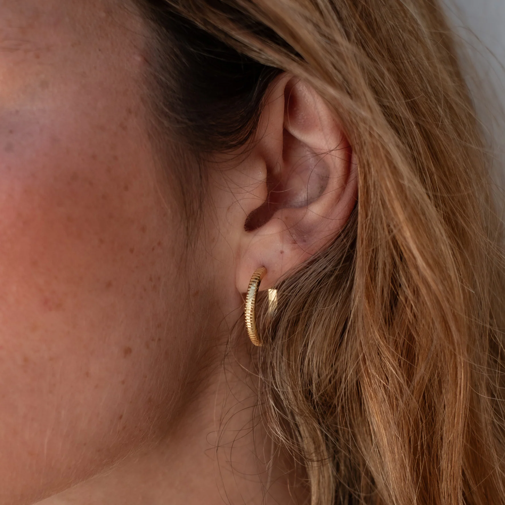 The MET Stripe Thin Earrings 18mm - Gold - Image 2