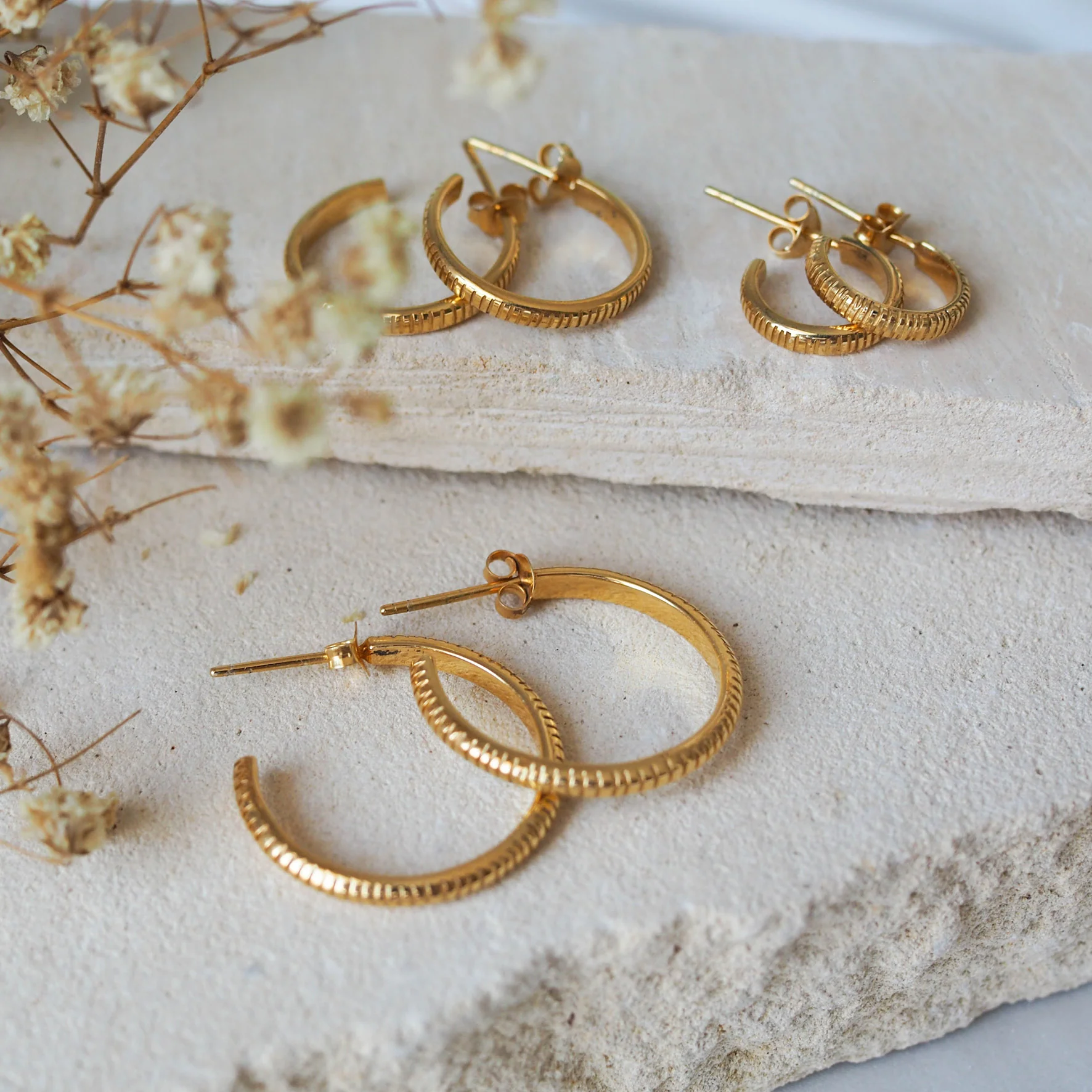 The MET Stripe Thin Earrings 18mm - Gold - Image 3