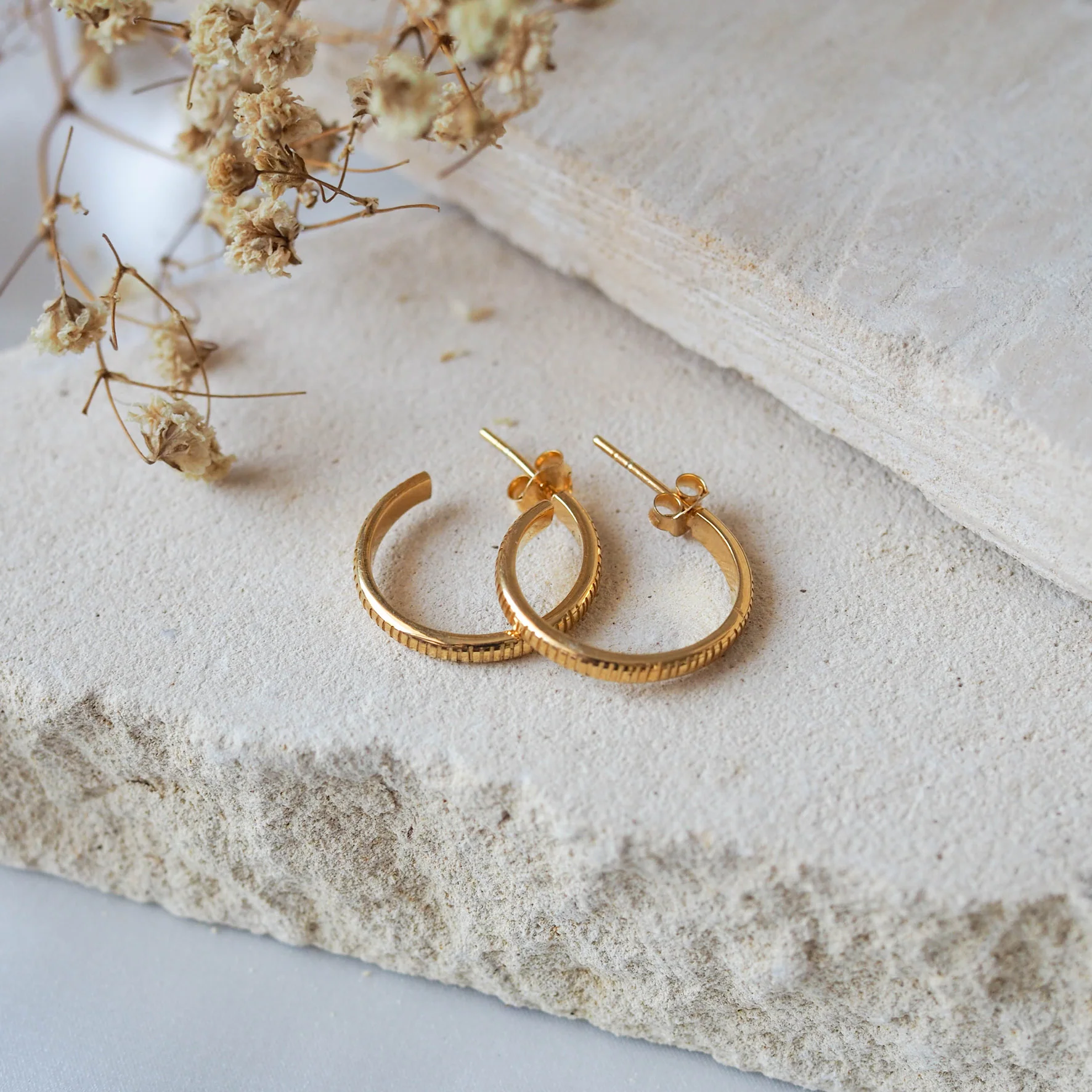 The MET Stripe Thin Earrings 18mm - Gold - Image 4