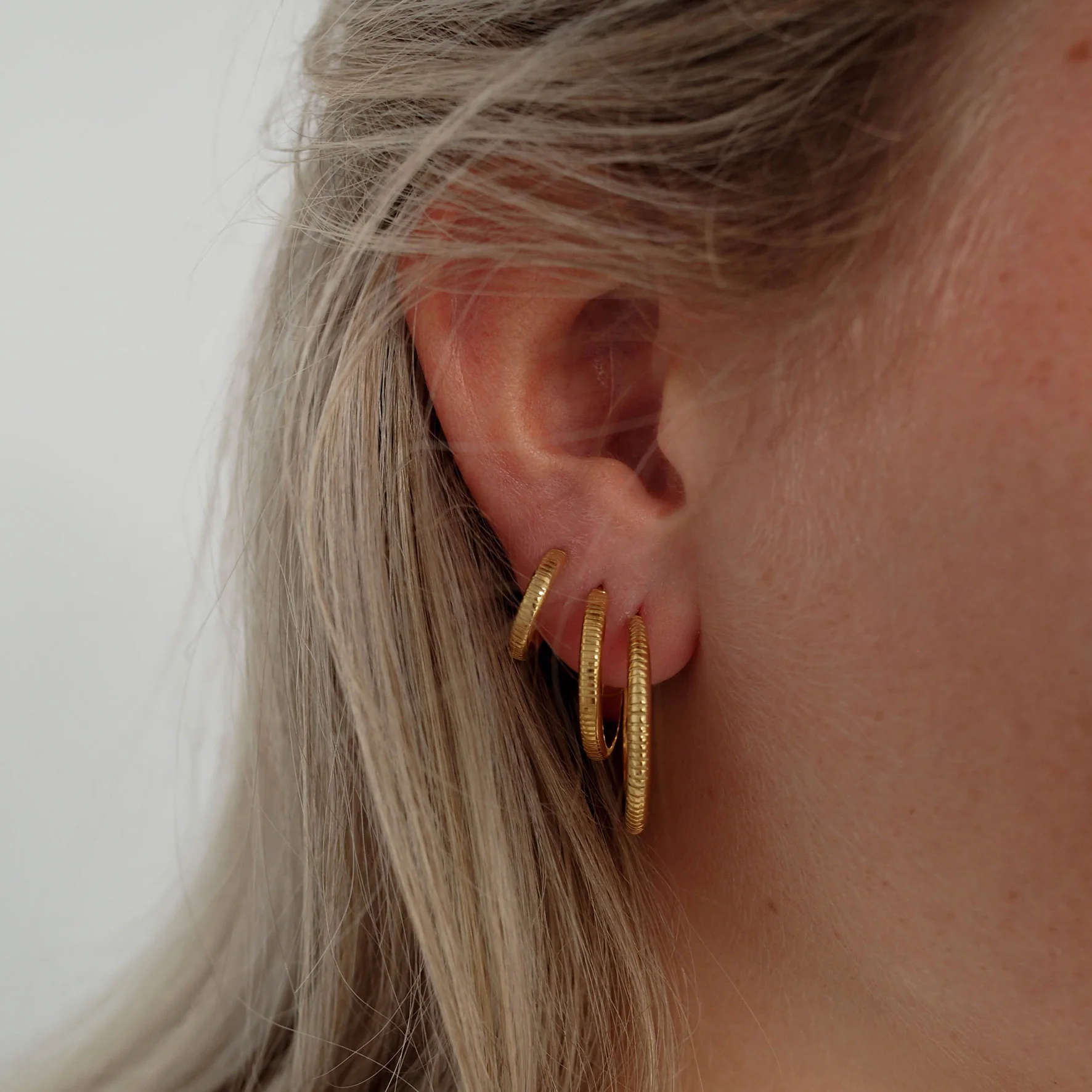 The MET Stripe Thin Earrings 18mm - Gold - Image 5