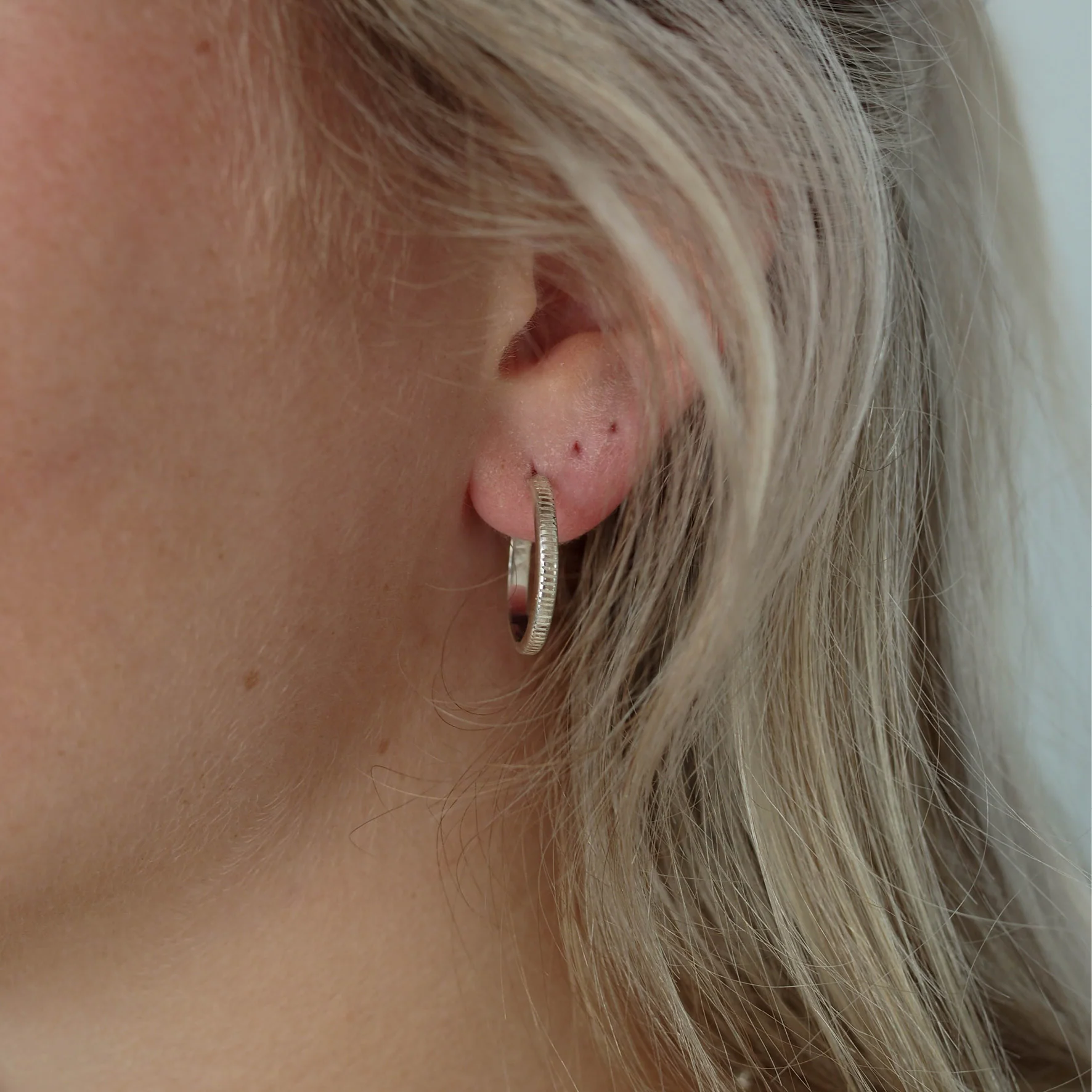 The MET Stripe Thin Earrings 18mm - Silver - Image 3