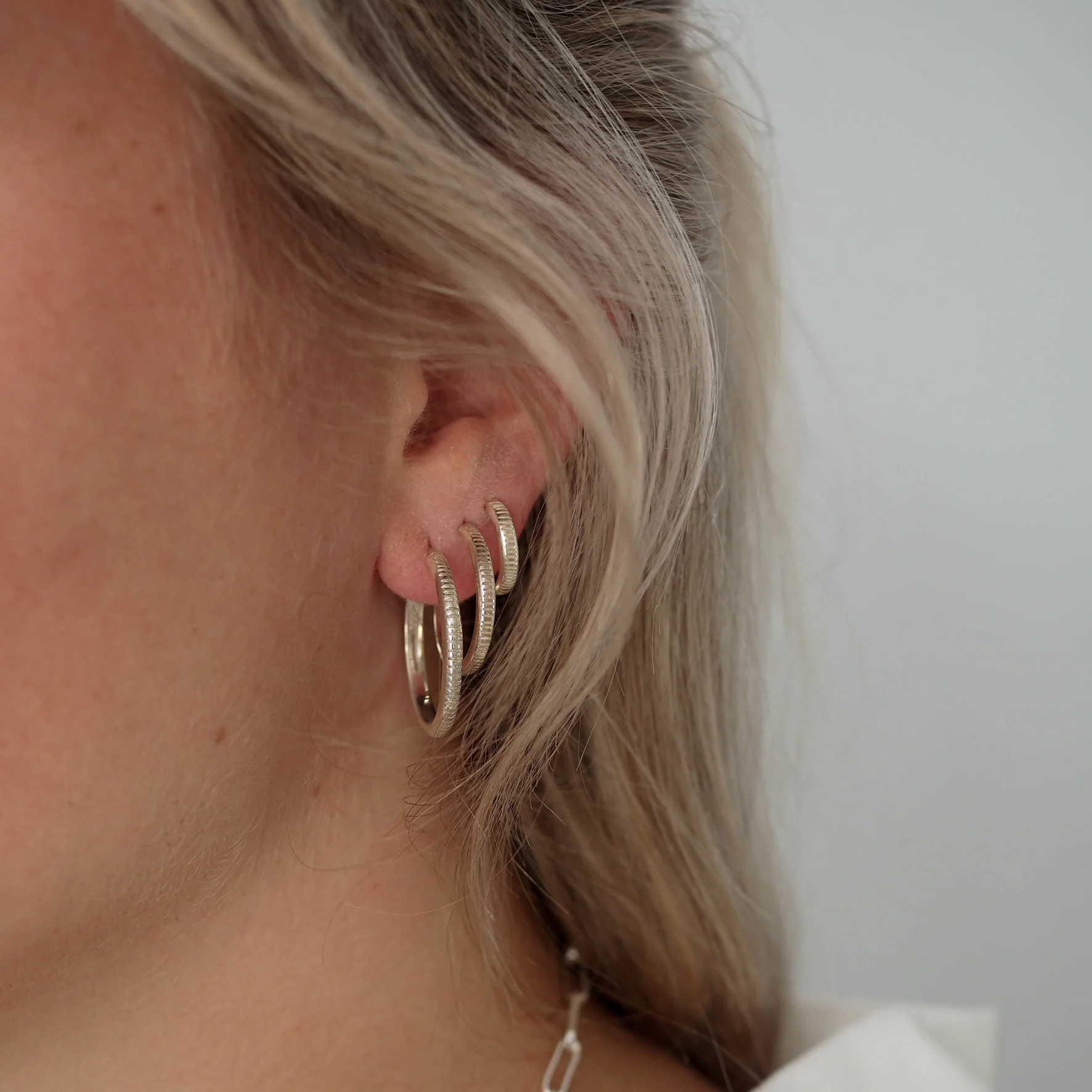 The MET Stripe Thin Earrings 18mm - Silver - Image 4