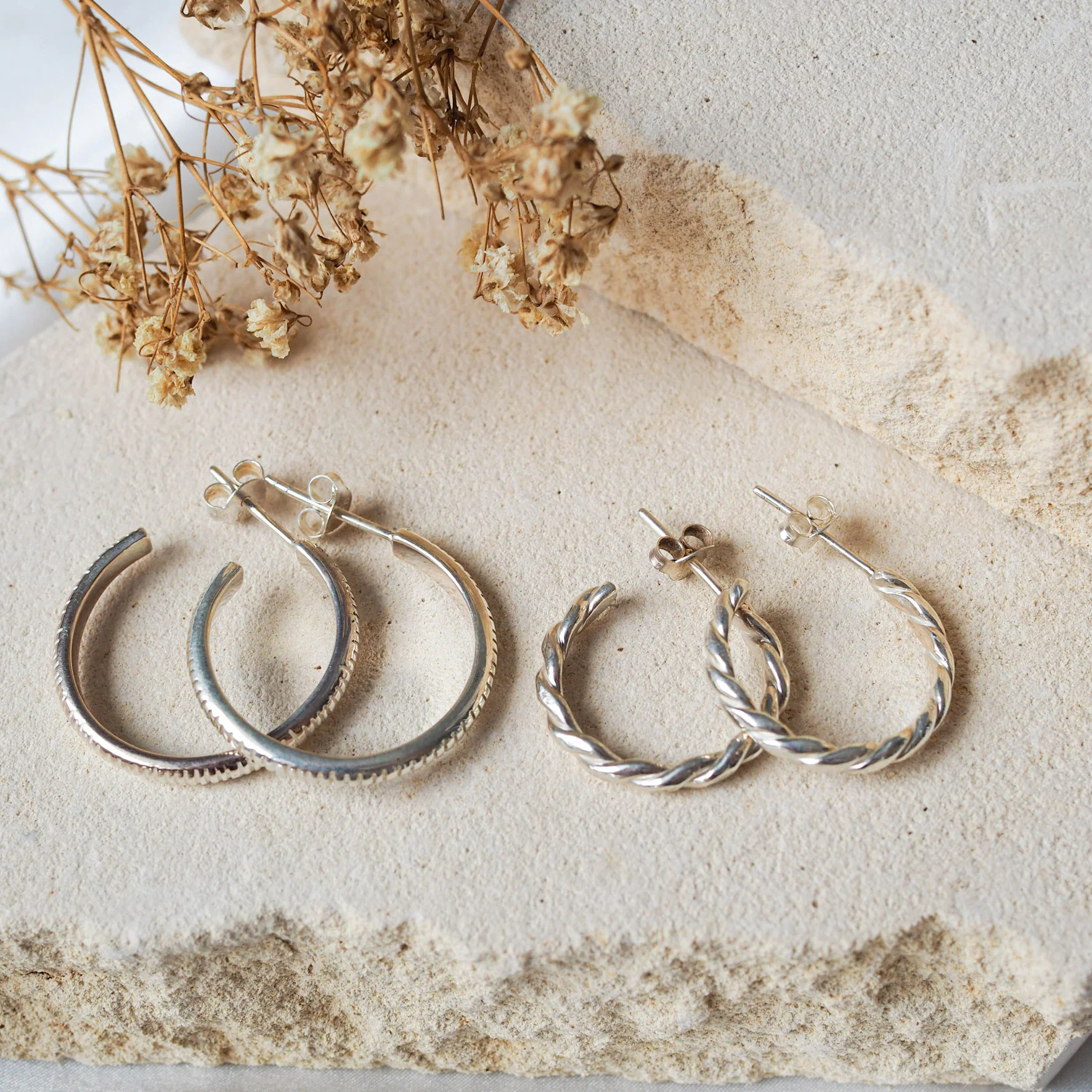 The MET Stripe Thin Earrings 18mm - Silver - Image 5