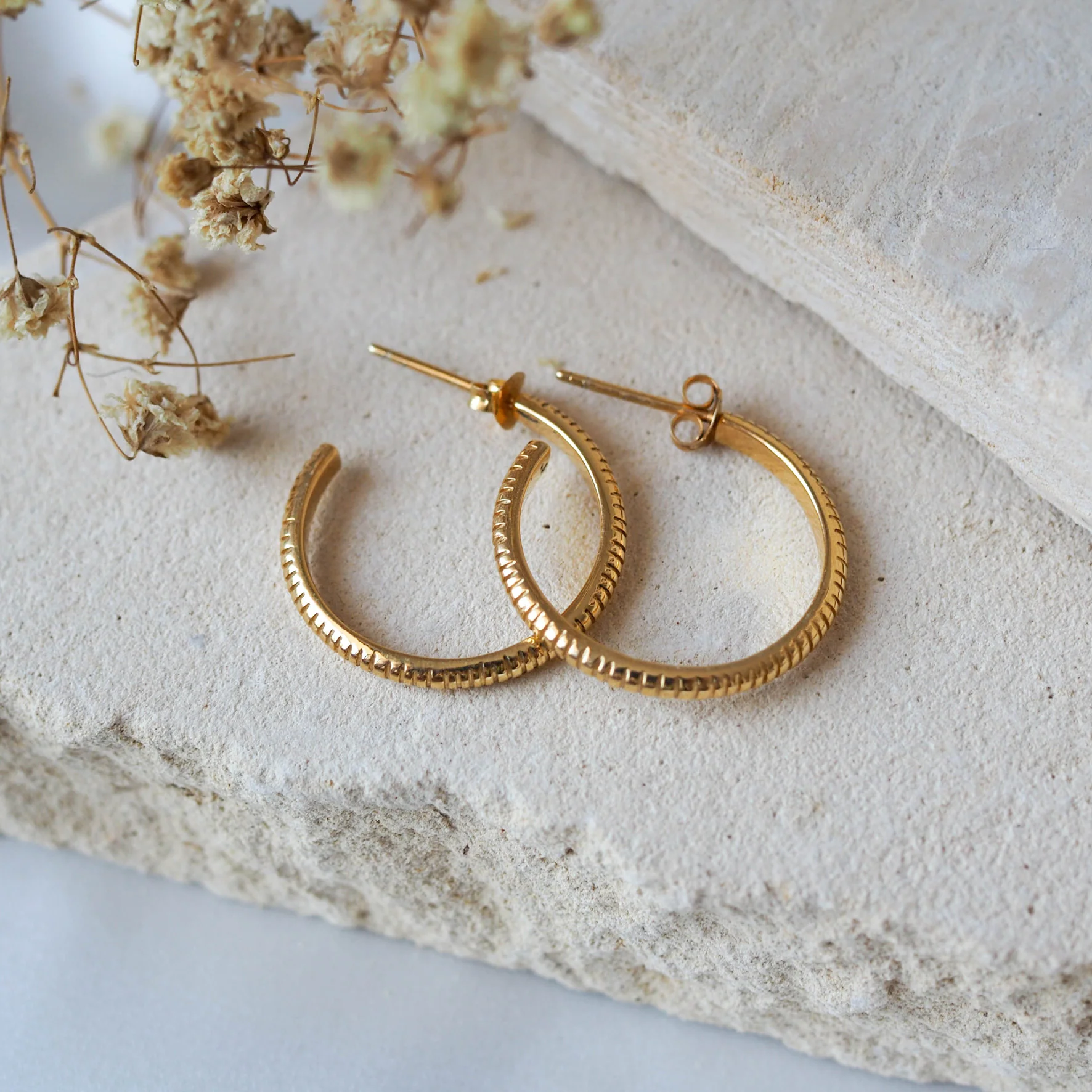 The MET Stripe Thin Earrings 23mm - Gold - Image 2