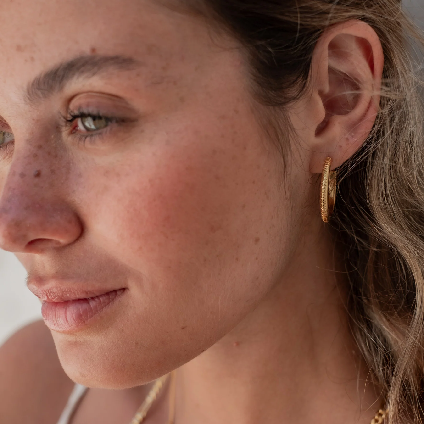 The MET Stripe Thin Earrings 23mm - Gold - Image 3