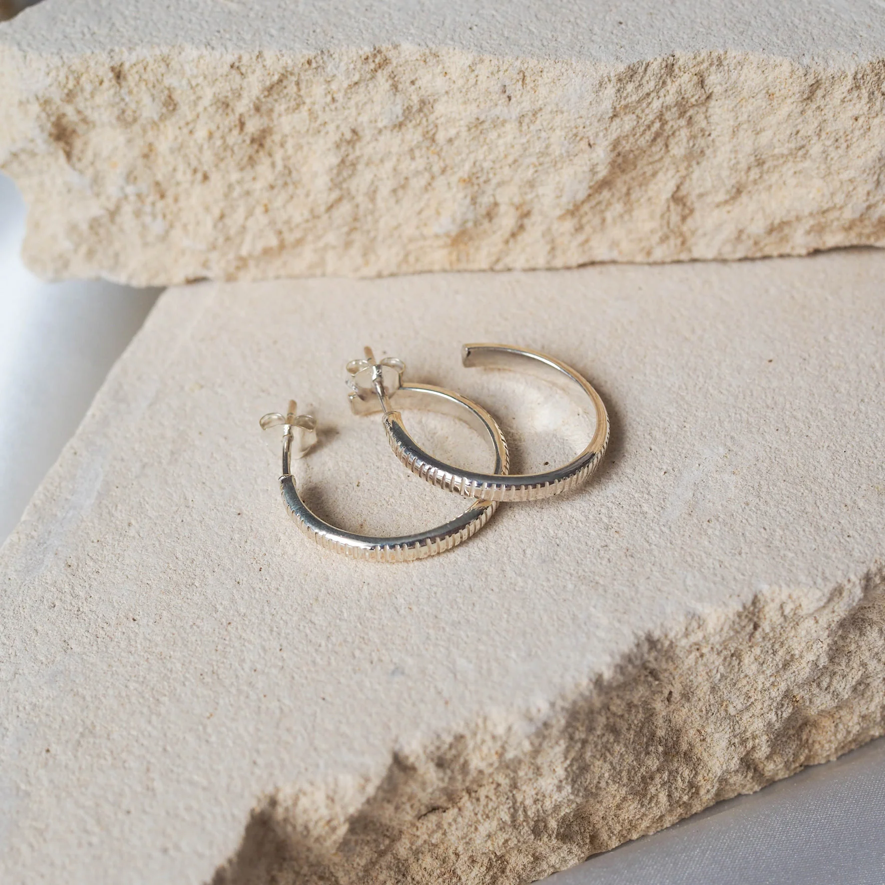 The MET Stripe Thin Earrings 23mm - Silver - Image 2