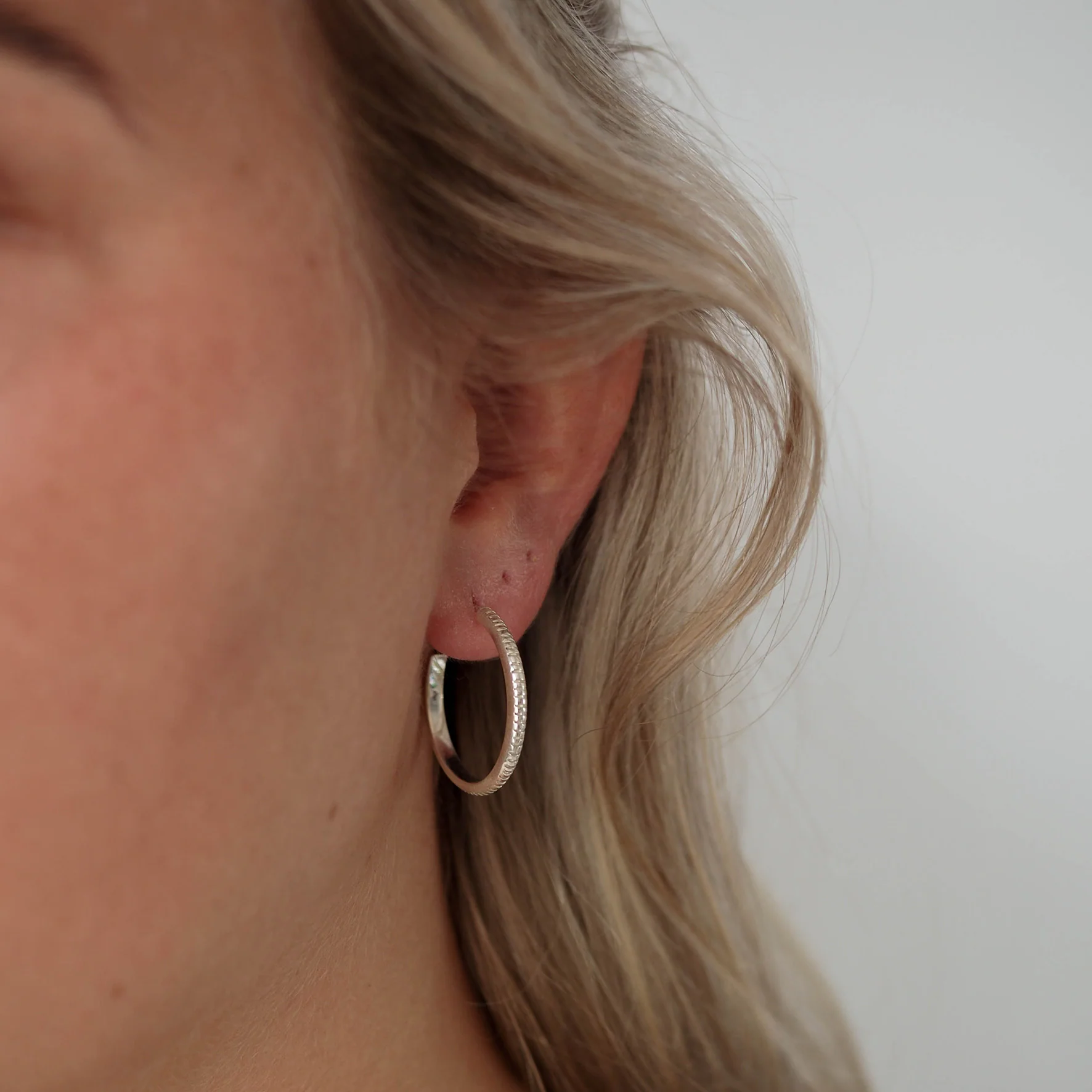 The MET Stripe Thin Earrings 23mm - Silver - Image 3