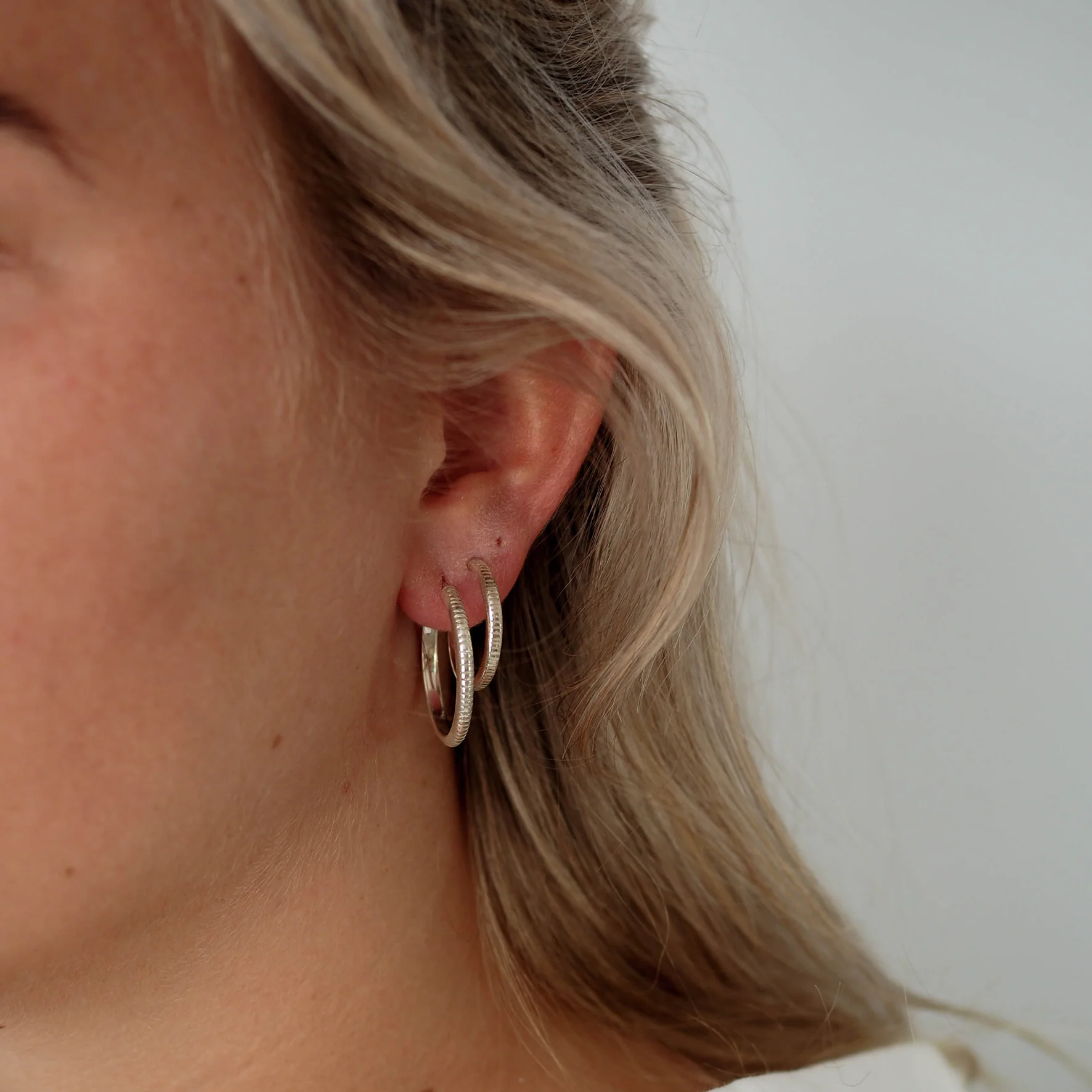 The MET Stripe Thin Earrings 23mm - Silver - Image 5