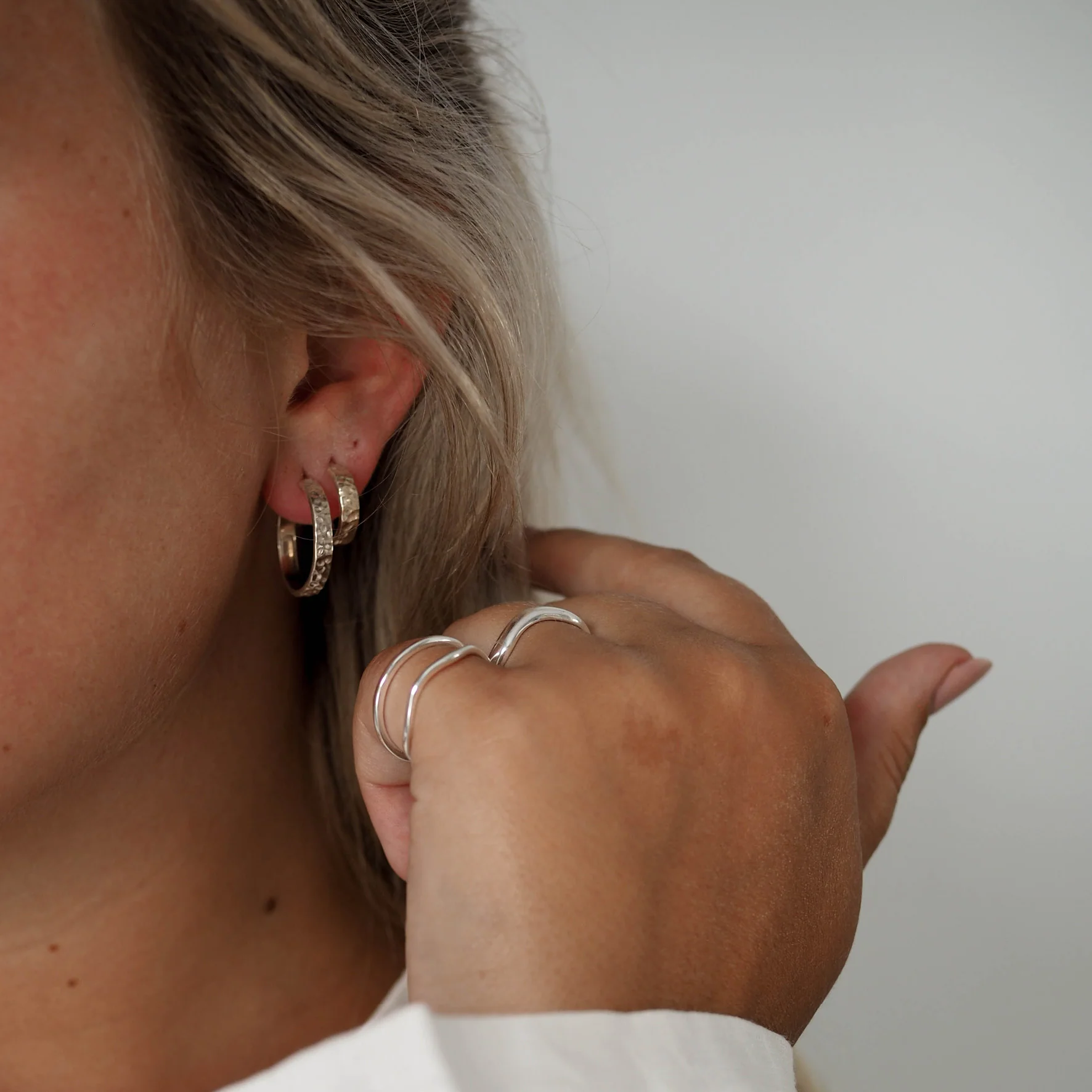 MOMA Hammered Hoops 12mm - Silver - Image 6