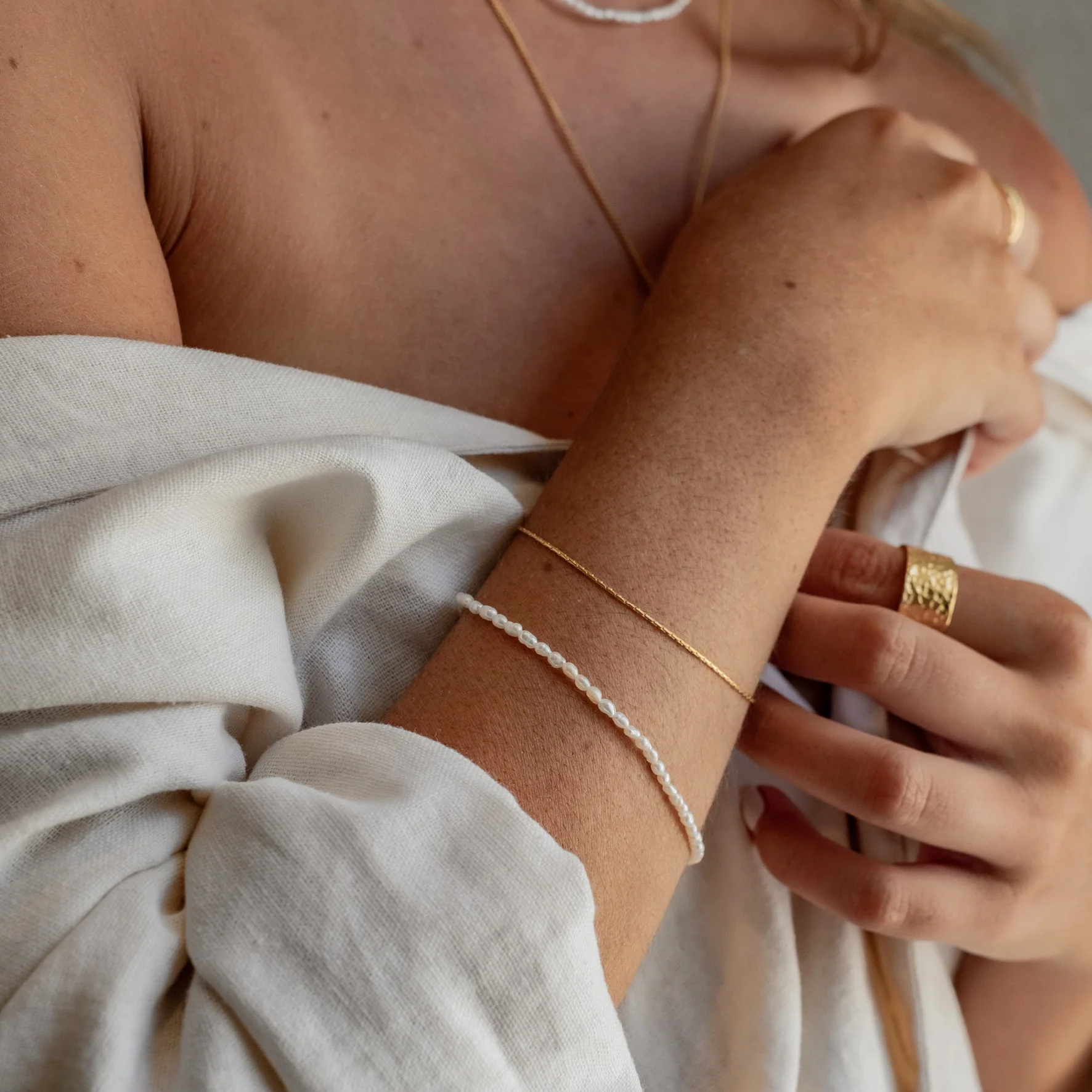 Timeless Mini Pearl Bracelet - Gold - Image 2